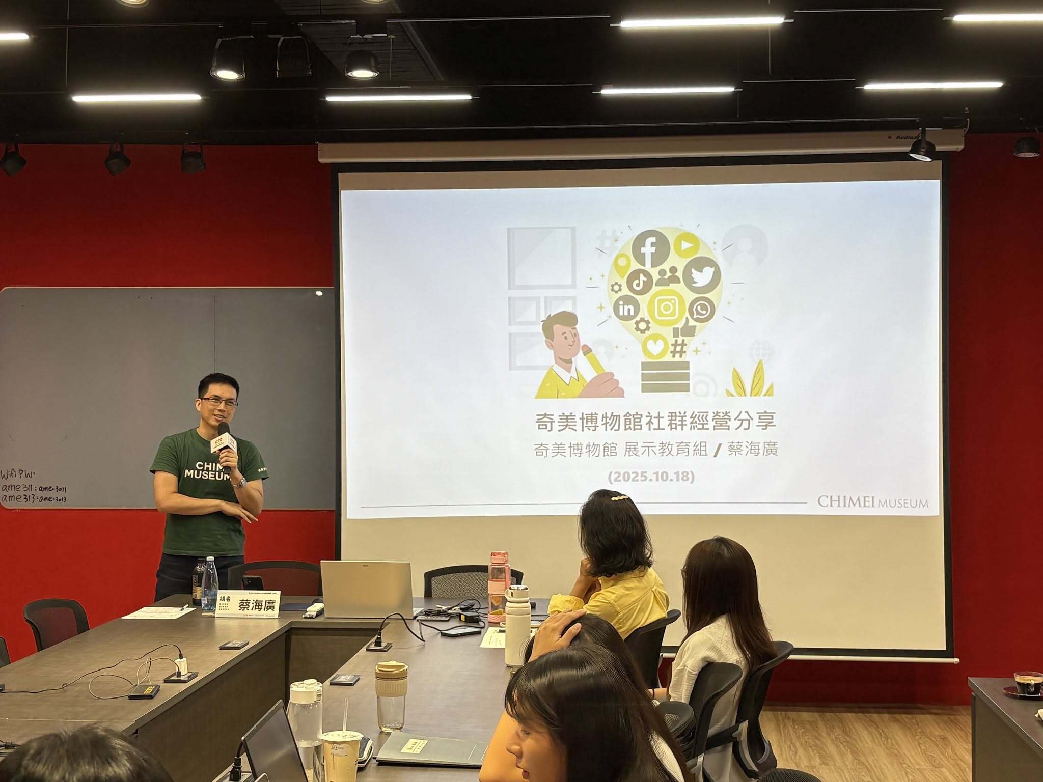 學員分組進行社群九宮格實作演練與成果發表大合照