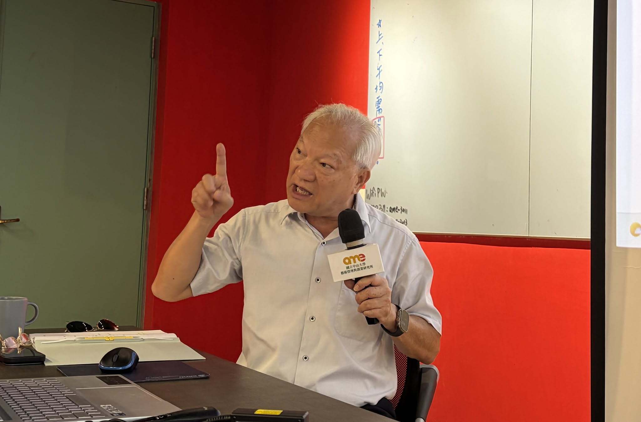 藝管所師生專注聆聽林信和律師分享實務法規案例