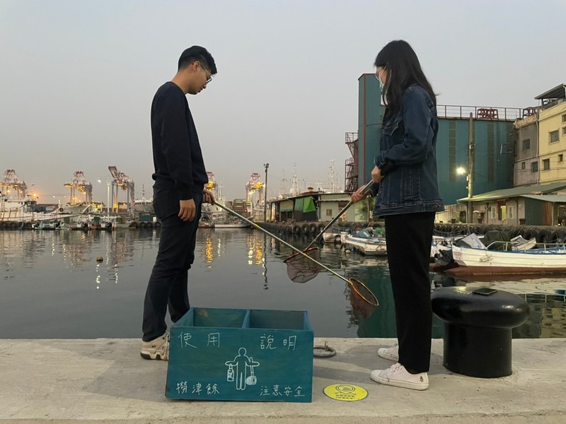 團隊模擬夜市撈金魚,與在地手工藝職人合作,打造出結合漁網及木箱的<撈津餘>裝置>圖片