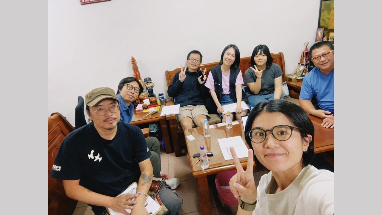 高雄市文化局青年種子參與社區營造計畫，種子家教班至大林蒲進行訪視。左起余嘉榮導師、謝榮峯所長、承辦單位小地方文化工作室、大林蒲在地青年、協同單位金煙囪文化協進會鳳興里洪富賢里長。圖片