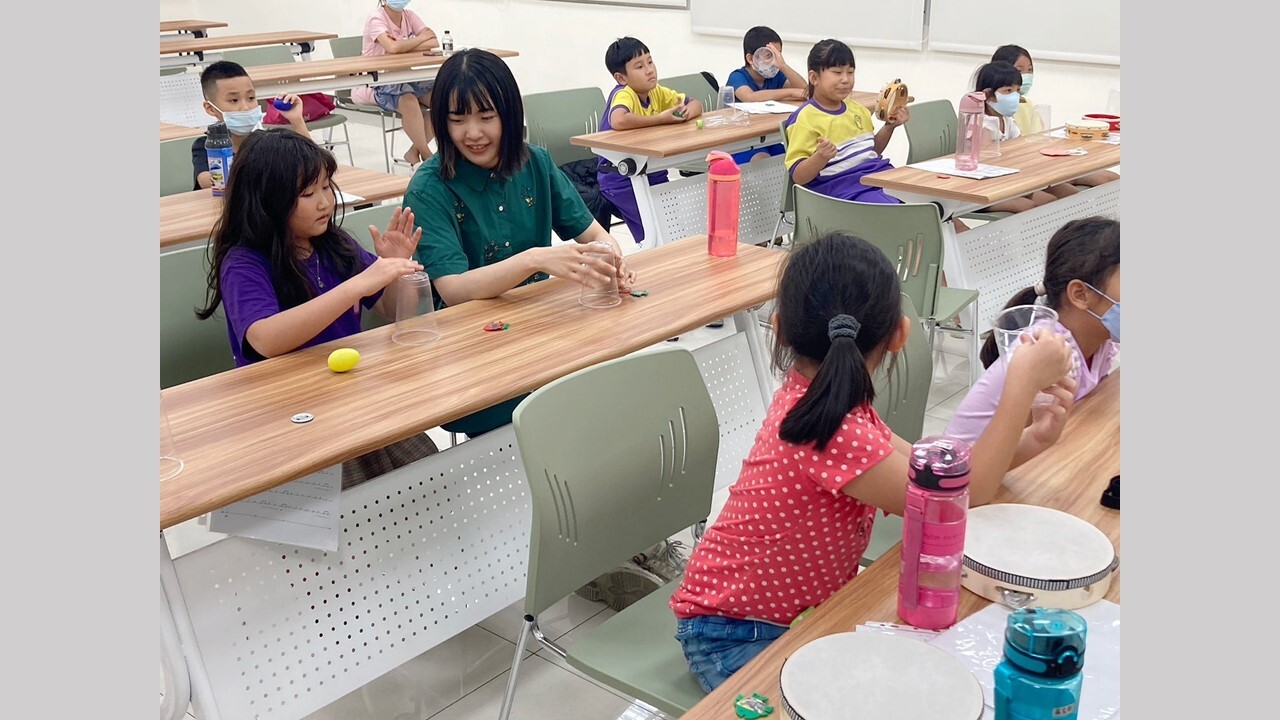 藝管所研究生黃釋嫚參與高雄市管樂團音樂翻轉計畫並在課堂上協助。圖片