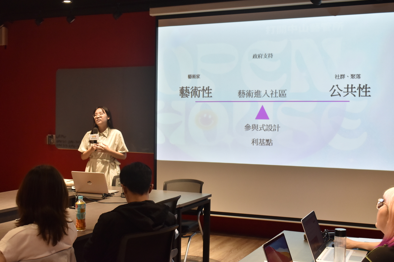 碩三謝鳳儀以獲選的「中洲津餘祭」計畫，闡述以藝術介入旗津中洲社區，帶動民眾參與的計畫發想與目標。