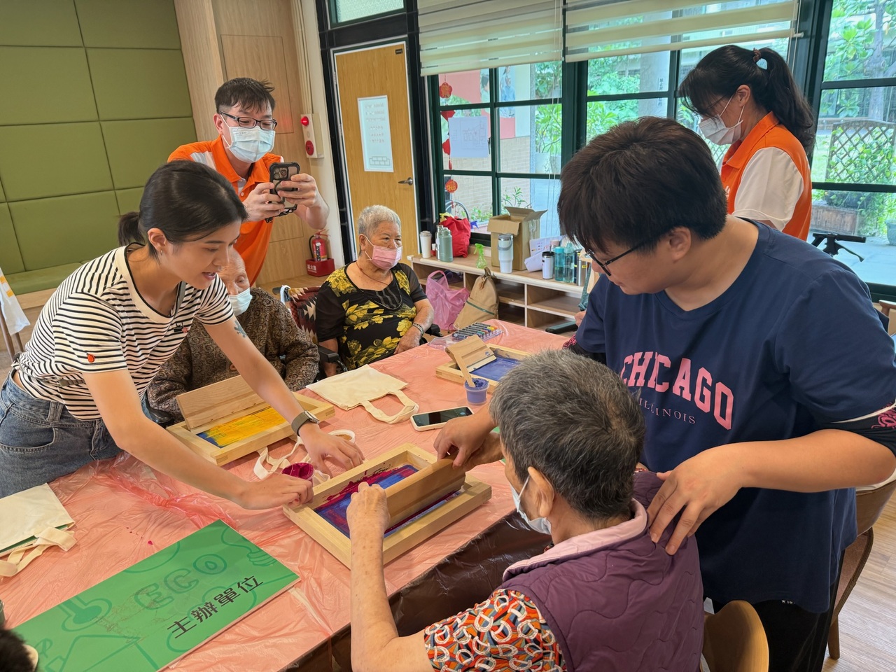 鄭慈瑩帶領社區長者進行社區符號絹印圖片