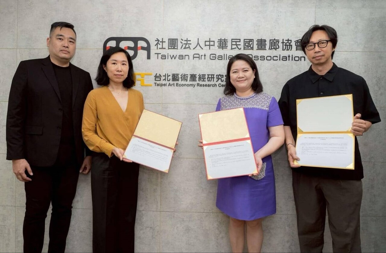 畫廊協會陳菁螢理事長(右二)、台北藝術產經研究室柯人鳳執行長(左二)、 中山藝管所謝榮峯所長(右一)、中山藝管所藝術市場研究中心張正霖主任(左一) 照片提供:社團法人中華民國畫廊協會