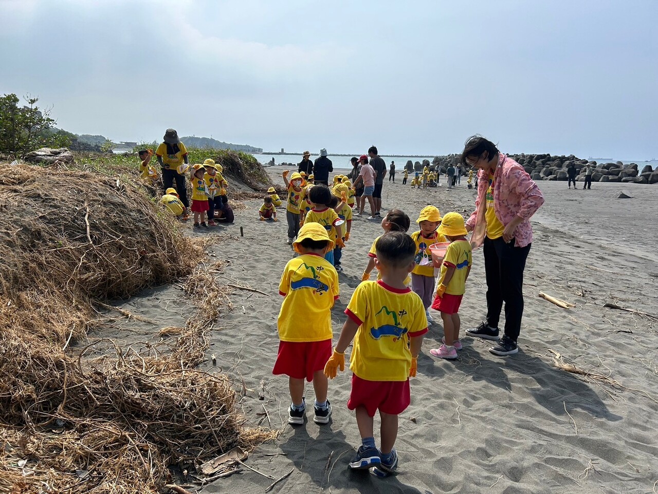 幼兒園孩童認識廢棄物與撿拾垃圾的過程