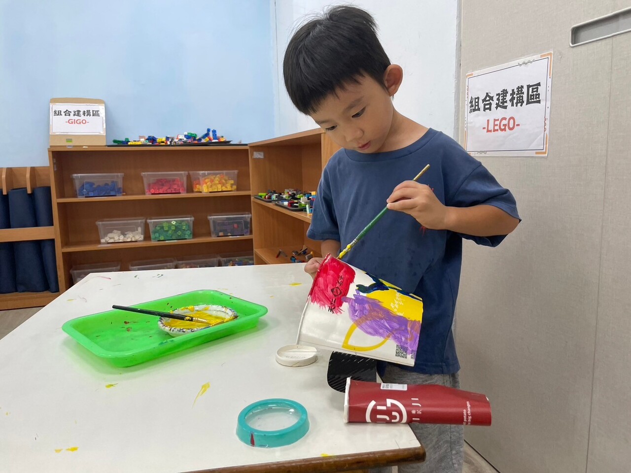 孩童創作的過程（圖/中山大學員工子女非營利幼兒園）