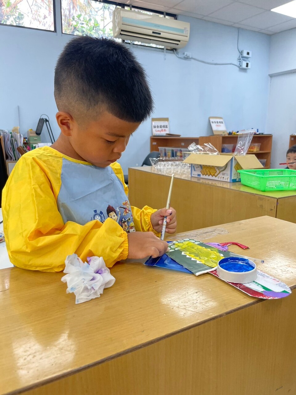 孩童創作的過程（圖/中山大學員工子女非營利幼兒園）