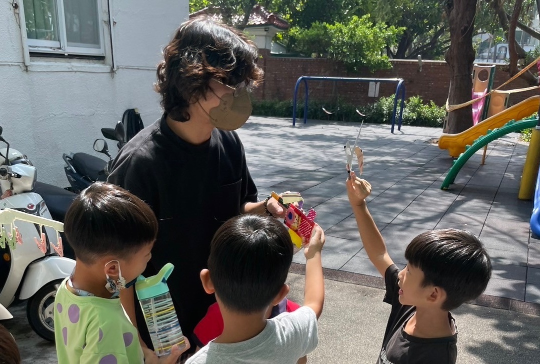 課間，幼兒園孩童與藝術家黃振峰分享自己的載具。（圖/中山大學員工子女非營利幼兒園）