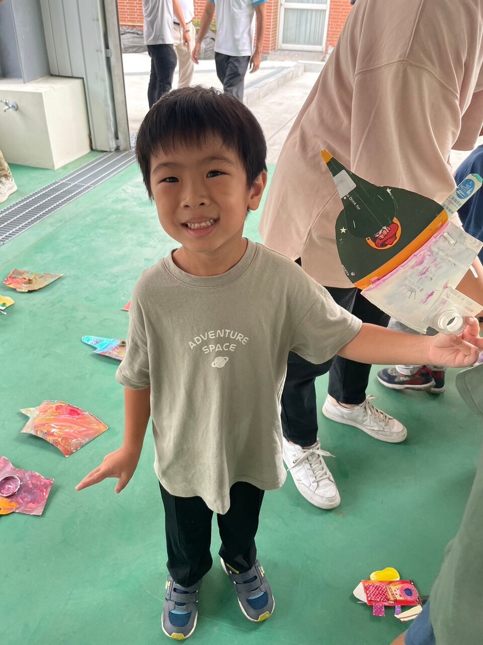 幼兒園孩童與自己製作的載具合照。（圖/中山大學員工子女非營利幼兒園）